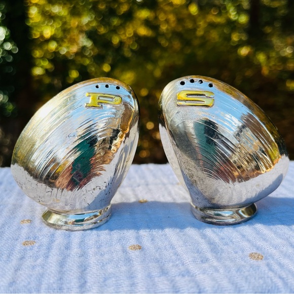 Vintage clam shaped salt and pepper shakers, silver plate, marked Japan - Picture 1 of 7